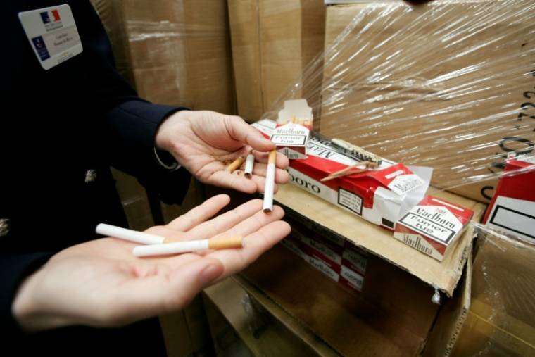 Plus de 27 tonnes de tabac ont été saisies lors d'une opération du 20 au 27 mars dans toute la France baptisée "Colbert II", avec l'intervention de plus de 10.000 agents de l'Etat dont 5.300 douaniers ( AFP / JOEL SAGET )