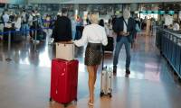 Depuis deux ans, les bouteilles d'eau, de soda, d'huile d'olive, de shampoing ou même de parfum bloquées par la sécurité de l'aéroport de Nice sont donnés aux Restos du coeur ( AFP / Valery HACHE )