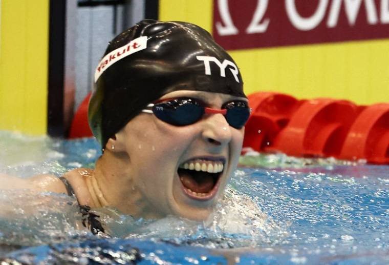 Katie Ledecky remporte le 1500 m nage libre et égale Michael Phelps
