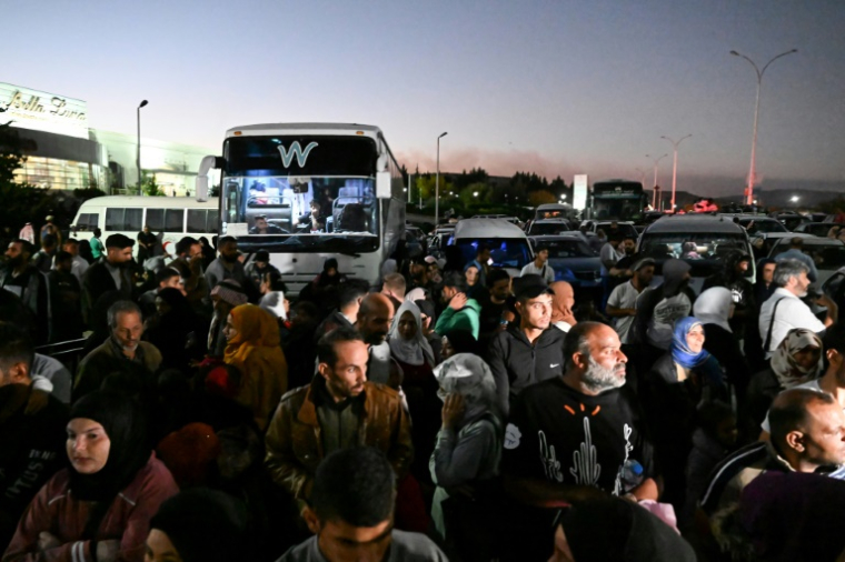 Des habitants du Liban fuyant les frappes israéliennes arrivent du côté syrien au poste-frontière de Jdeidat Yabous, le 25 septembre 2024 ( AFP / LOUAI BESHARA  )