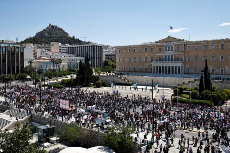 GRÈCE: LES GRÈVES CONTRE LE PROJET DE LOI SUR LA RÉFORME DU TRAVAIL PERTURBENT LES TRANSPORTS À ATHÈNES