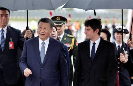 Le Premier ministre français Gabriel Attal accueille le président chinois Xi Jinping à son arrivée  à l'aéroport d'Orly pour une visite d'État de deux jours en France