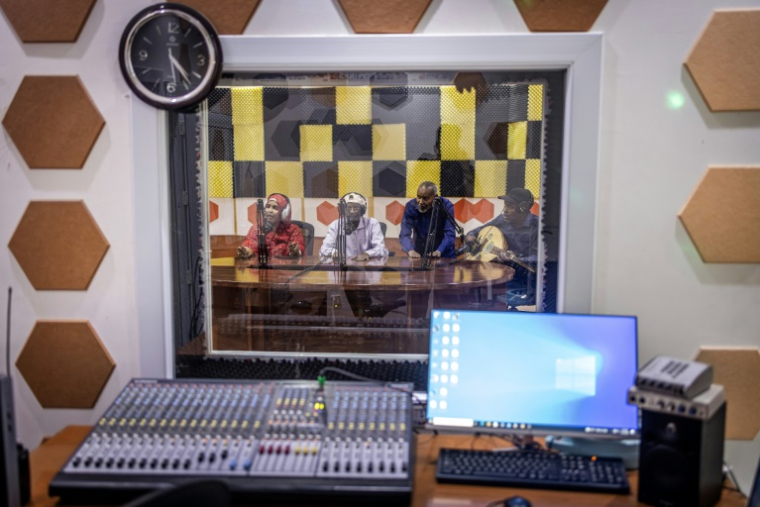 Des chanteurs et musiciens populaires interprètent des chansons traditionnelles du Somaliland lors d'une session d'enregistrement dans les studios de Radio Hargeisa, le 10 novembre 2024 à Hargeisa, en Somalie ( AFP / LUIS TATO )