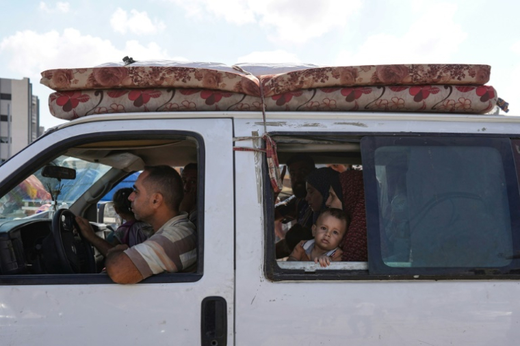 Des Palestiniens fuient en voiture, le 11 août 2024 à Khan Younès, dans le sud de la bande de Gaza ( AFP / Bashar TALEB )