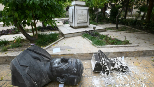 Une statue brisée de Hafez al-Assad, père et prédécesseur du président chassé par les rebelles syriens, devant le siège du parti Baas à Damas, le 12 décembre 2024 ( AFP / LOUAI BESHARA )