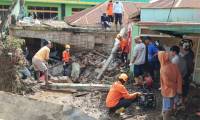 Photo prise par les services de secours indonésiens, les montrant en train de fouiller les décombres le 13 mai 2024, lors d'une opération menée dans le district de Tanah Datar, dans l'ouest du pays  ( Indonesia Search and Rescue Agency (BASARNAS) / Handout )