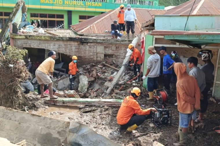 Photo prise par L'Agence nationale indonésienne de recherche et de sauvetage (BASARNAS) montrant des opérations de recherches dans le district de Tanah Datar, le 13 mai 2024 en Indonésie ( Agence nationale indonésienne de recherche et de sauvetage (BASARNAS) / Handout )