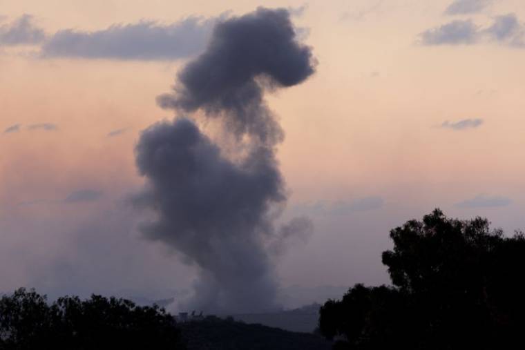 De la fumée s'élève après une frappe aérienne israélienne à Gaza, vue depuis le sud d'Israël