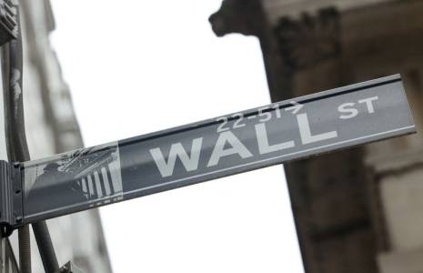 Un panneau Wall Street à l'extérieur de la Bourse de New York