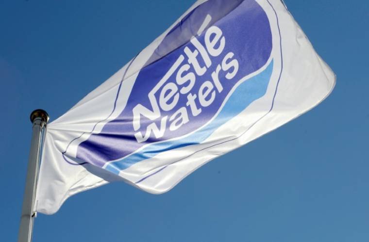 l'agence sanitaire Anses recommande "une surveillance renforcée" des sites de captage d'eaux du géant suisse de l'agroalimentaire Nestlé en raison "d'un niveau de confiance insuffisant" pour assurer "la qualité sanitaire" des eaux minérales ( AFP / JEAN-CHRISTOPHE VERHAEGEN )