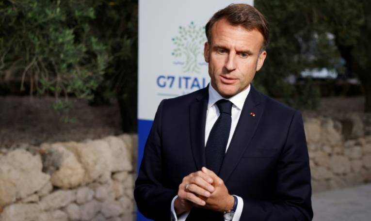 Le président Emmanuel Macron s'exprime le 14 juin 2024 à l'occasion du G7 à Bari, en Italie ( AFP / Ludovic MARIN )