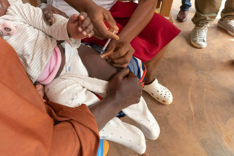 Injection du vaccin contre le paludisme à un bébé dans un hôpital à Soa, le 22 janvier 2024 au Cameroun ( AFP / ETIENNE NSOM )