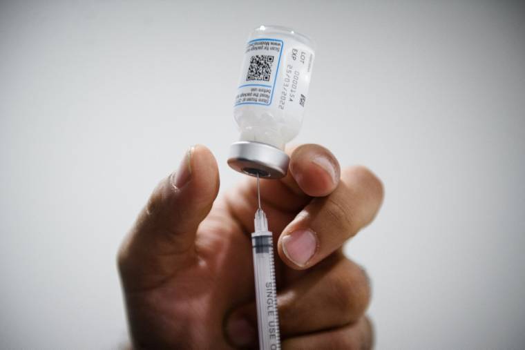 Une dose du vaccin de Pfizer/BioNTech contre le Covid-19. ( AFP / CLEMENT MAHOUDEAU )