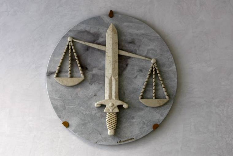Le symbole de la Justice, avec l'épée et la balance, est vu dans un cabinet d'avocats à Nice