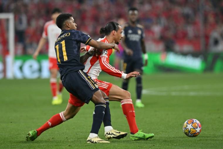 Le Brésilien du Real Madrid Rodrygo à la lutte avec l'attaquant du Bayern Leroy Sane durant la demi-finale aller de Ligue des champions mardi à Munich. ( AFP / KERSTIN JOENSSON )