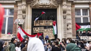Des étudiants bloquent l'entrée de l'Ecole supérieure de journalisme (ESJ) lors d'une manifestation en soutien aux Palestiniens, le 2 mai 2024 à Lille, dans le Nord ( AFP / Sameer Al-DOUMY )