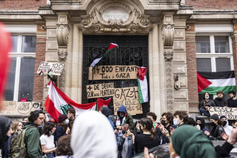 Des étudiants bloquent l'entrée de l'Ecole supérieure de journalisme (ESJ) lors d'une manifestation en soutien aux Palestiniens, le 2 mai 2024 à Lille, dans le Nord ( AFP / Sameer Al-DOUMY )