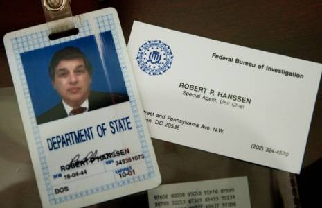 Une carte de visite et un badge de Robert Hanssen, taupe du Kremlin au FBI, exposés à l'Académie de la police fédérale à Quantico en 2009 ( AFP / Paul J. RICHARDS )
