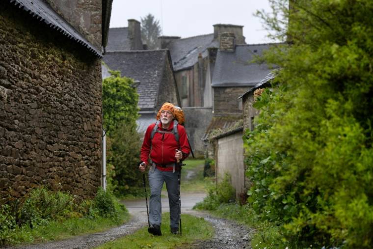Le randonneur français Jean-Paul Duault marche sur un sentier à La Feuillée, dans l'ouest de la France, le 10 avril 2024 ( AFP / Fred TANNEAU )