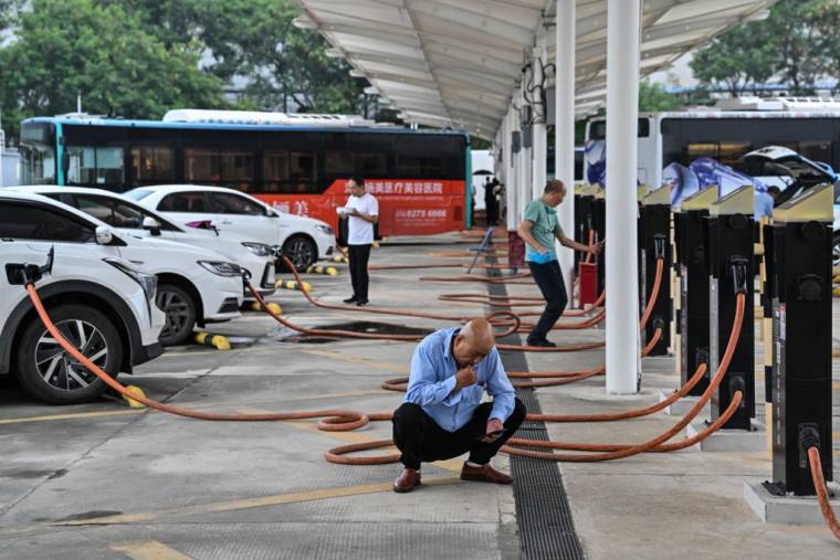 Une station de recharge électrique, à Shenzhen (illustration) ( AFP / HECTOR RETAMAL )