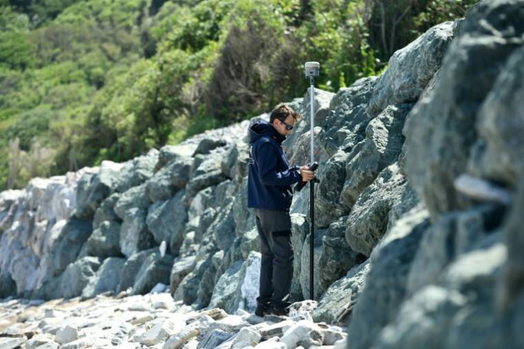 Des employés de l'Observatoire de la Côte de Nouvelle Aquitaine, effectuent des relevés cartographiques de l'érosion du littoral basque à Guéthary, dans les Pyrénées-Atlantiques, le 10 juin 2024 ( AFP / GAIZKA IROZ )