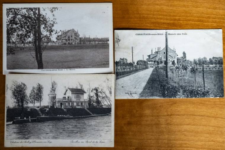 Des cartes postales non datées de la "Villa Sapène", réquisitionnée par les nazis et transformée en maison close pendant la Seconde Guerre mondiale, le 24 avril 2024 au Mesnil-le-Roi, dans les Yvelines ( AFP / MIGUEL MEDINA )