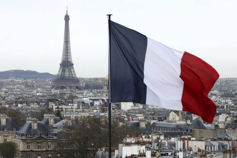 Photo d'archives montrant un drapeau français flottant près de la Tour Eiffel à Paris