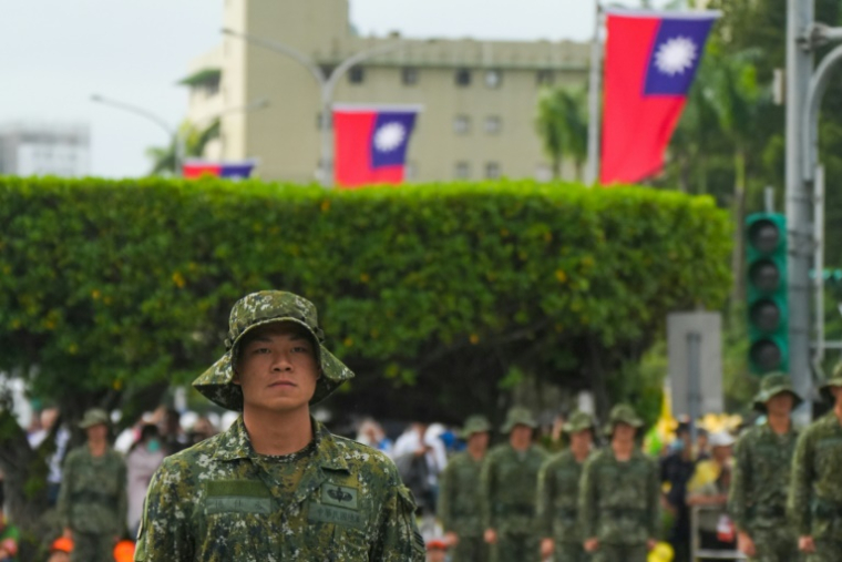 Des soldats participent aux célébrations de la fête nationale taïwanaise, le 10 octobre 2024 à Taipei ( AFP / WALID BERRAZEG )