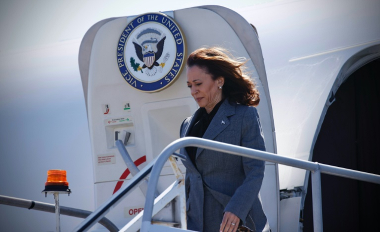 La vice-présidente Kamala Harris débarque de son avion Air Force Two à New York, le 22 septembre 2024 ( AFP / Kena Betancur )