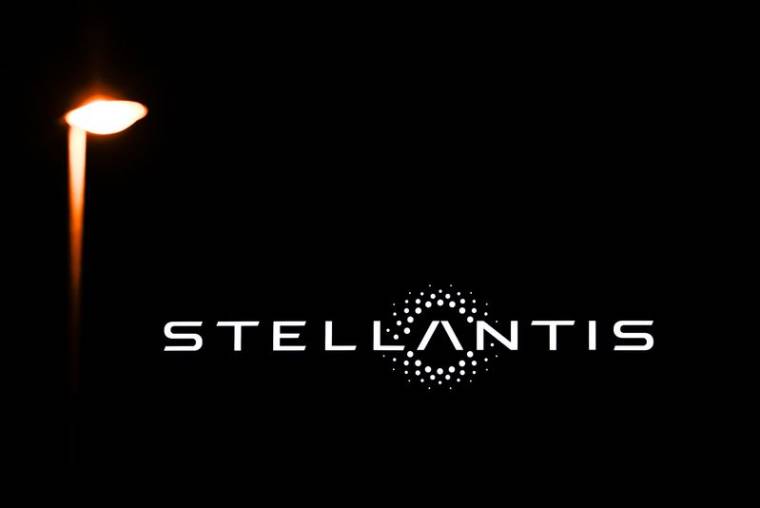 Le logo de Stellantis vu de nuit à Vélizy-Villacoublay