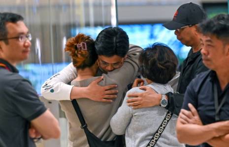 Les passagers du vol SQ321 de Singapore Airlines entre Londres et Singapour, qui a fait un atterrissage d'urgence à Bangkok, retrouvent les membres de leur famille à leur arrivée à l'aéroport de Changi de Singapour, le 22 mai 2024 ( AFP / Roslan RAHMAN )