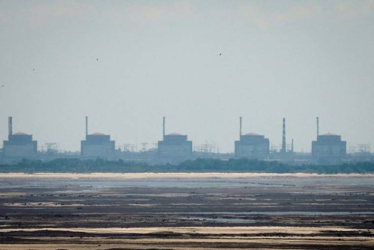 Vue de la centrale nucléaire de Zaporijjia depuis la rive du réservoir de Kakhovka à Nikopol