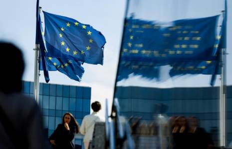 Piétons devant le siège de la Communauté européenne à Bruxelles le 23 septembre 2021 ( AFP / Kenzo TRIBOUILLARD )