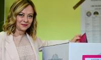 La Première ministre italienne Giorgia Meloni dépose son bulletin dans l'urne pour les élections européennes le 8 juin 2024 à Rome ( AFP / Tiziana FABI )
