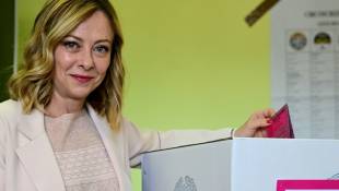 La Première ministre italienne Giorgia Meloni dépose son bulletin dans l'urne pour les élections européennes le 8 juin 2024 à Rome ( AFP / Tiziana FABI )