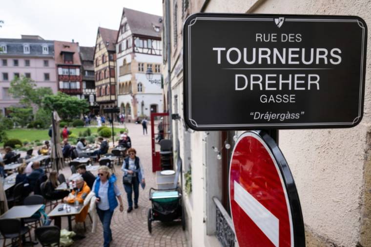Un panneau de rue portant son nom en français et en allemand à Colmar, dans l'est de la France, le 9 mai 2024 ( AFP / SEBASTIEN BOZON )