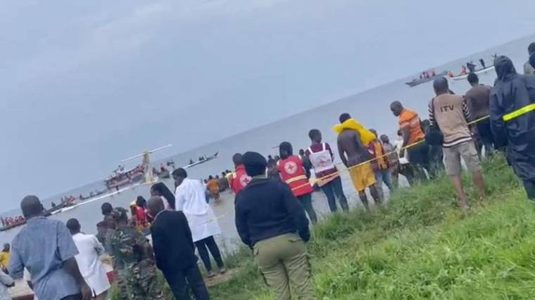 Des personnes regardent l'avion de Precision Air qui s'est écrasé dans le lac Victoria, en Tanzanie