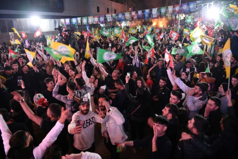 Des partisans du parti pro-kurde DEM commencent à célébrer sa victoire aux élections municipales à Diyarbakir (Turquie),le 31 mars 2024 ( AFP / Ilyas AKENGIN )