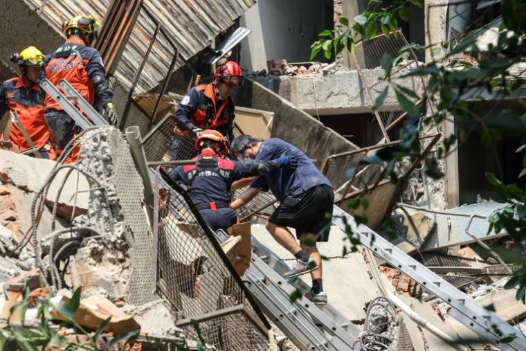 Intervention des secours sur un édifice effondré à Nouveau Tapei, après le puissant séisme qui a frappé Taïwan, le 3 avril 2024 ( CNA / - )