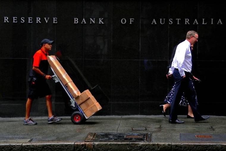 Un ouvrier devant le siège de la Reserve Bank of Australia (RBA) dans le centre de Sydney