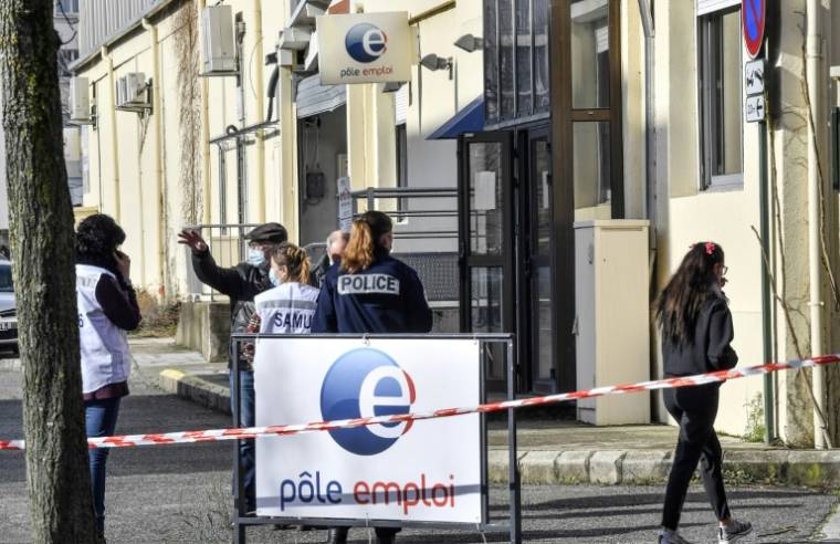 Des policiers et des membres du Samu devant une agence de Pôle emploi où une employée a été tuée, le 28 janvier 2021 à Valence, dans la Drôme ( AFP / PHILIPPE DESMAZES )