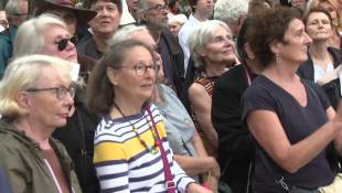Les adieux d'une génération à Françoise Hardy au Père-Lachaise