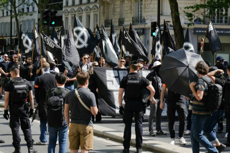 Plusieurs centaines de militants d'ultradroite défilent le 11 mais 2024 à Paris à l'appel d'un "Comité du 9-mai" pour commémorer la mort de l'un d'entre eux, Sébastien Deyzieu, décédé accidentellement en 1994 ( AFP / Dimitar DILKOFF )