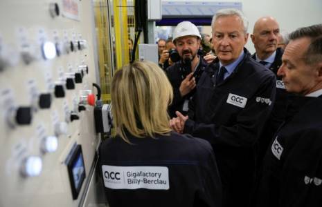Le ministre de l'Economie Bruno Le Maire lors de sa visite de l'usine Automotive Cells Company (ACC), à Billy-Berclau dans le Pas-de-Calais, le 30 mai 2023 ( POOL / PASCAL ROSSIGNOL )