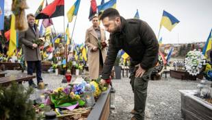 Le président ukrainien Volodymyr Zelensky et la Première ministre danoise Mette Frederiksen (g) déposent des fleurs lors d'une cérémonie au cimetière de Lviv, le 23 février 2024 en Ukraine ( Ritzau Scanpix / Mads Claus Rasmussen )