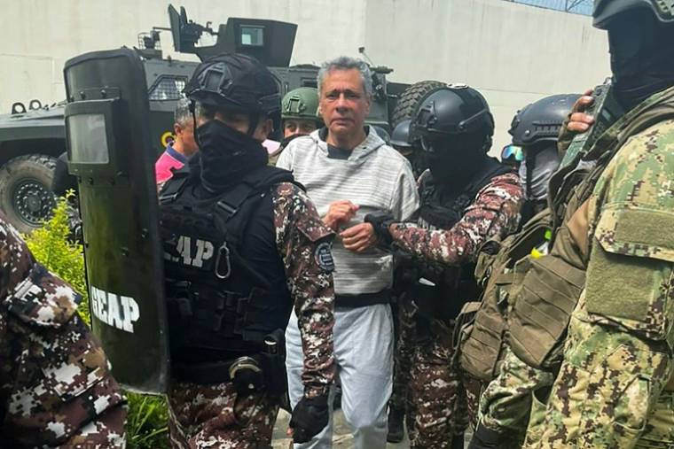 Photo diffusée par la police équatorienne de l'ancien vice-président équatorien Jorge Glas à son arrivée à la prison de haute sécurité de La Roca, le 6 avril 2024 à Guayaquil ( Police équatorienne / Handout )