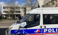 Un véhicule de police devant le commissariat de La Courneuve, au lendemain de son attaque aux mortiers d'artifice et cocktails molotov, le 18 mars 2024 en Seine-Saint-Denis ( AFP / Clotilde GOURLET )