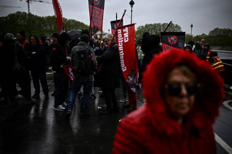 Gathering on the Austerlitz bridge in Paris, April 24, 2024, to pay tribute to Amara Dioumassy, ​​who died on the Austerlitz basin construction site intended to make the Seine swimmable during the Olympic Games (AFP / JULIEN DE ROSA)