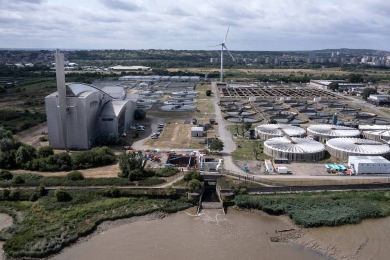 Vue aérienne des usines de traitement des eaux usées de Crossness de Thames Water, y compris l'incinérateur de boues, utilisé pour produire de l'électricité, sur les rives de la Tamise à Londres, le 3 juillet 2023.  ( AFP / BEN STANSALL )