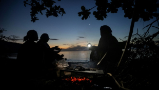 Des habitanst du sud de Mayotte fêtent  la nouvelle année Sur la plage des Trois Baobabs à M'bouanatsa, le 1er janvier 2025. ( AFP / JULIEN DE ROSA )